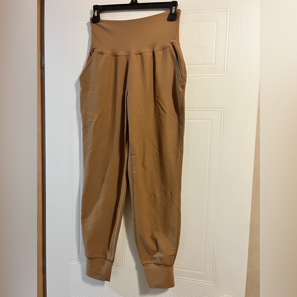 Old Navy High Waist Powersoft jogger. Size small. Mustardy yellow/brown